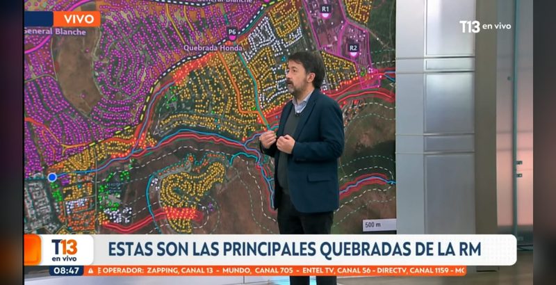 El mapa de quebradas de Traza Urbana sobre la zona del aluvión de Las Condes, en la pantalla del estudio de T13.