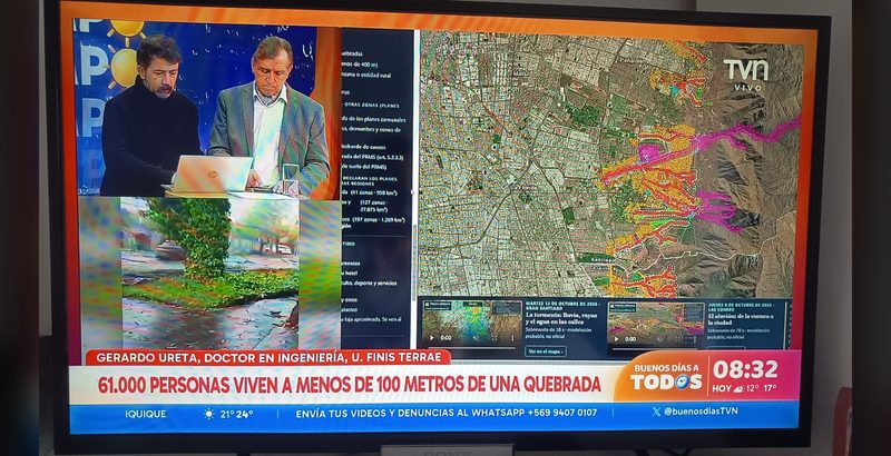 Buenos Días a Todos, de TVN: en pantalla, el mapa de Traza Urbana con las quebradas y el aluvión de Las Condes, y el zócalo sobre las personas que viven a menos de 100 metros de una quebrada.